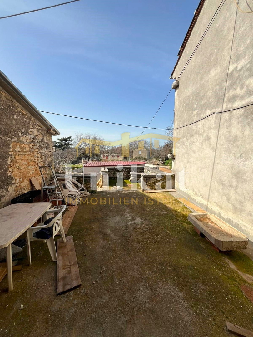 Casa in pietra vicino a Višnjan da completare